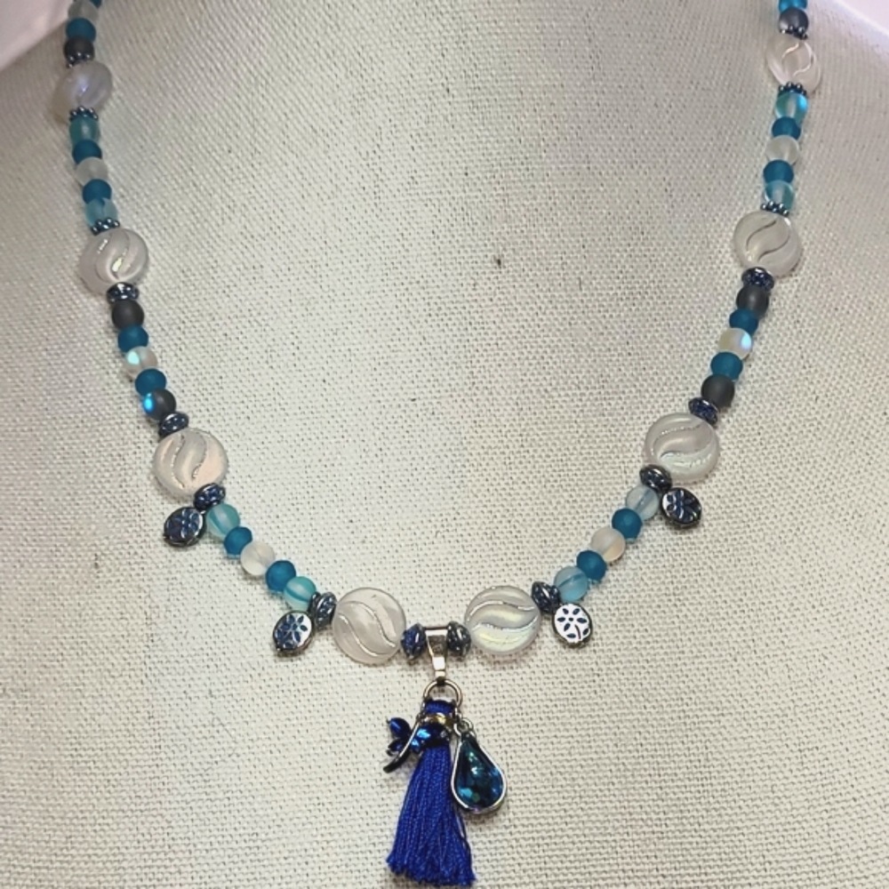 "Sky": a 2-pc Neclace Set in baby blue and white beads